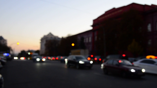 Rozmycie widzenia czerwony budynek Uniwersytet Narodowy Tarasa Szewczenki w Kijowie - Materiał filmowy, wideo
