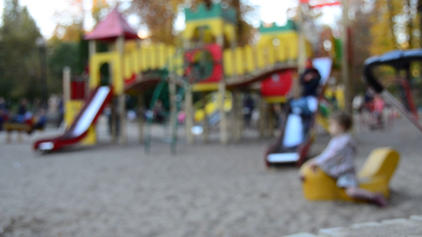 Vista desenfocada de niños jugando en el patio de recreo
  - Imágenes, Vídeo