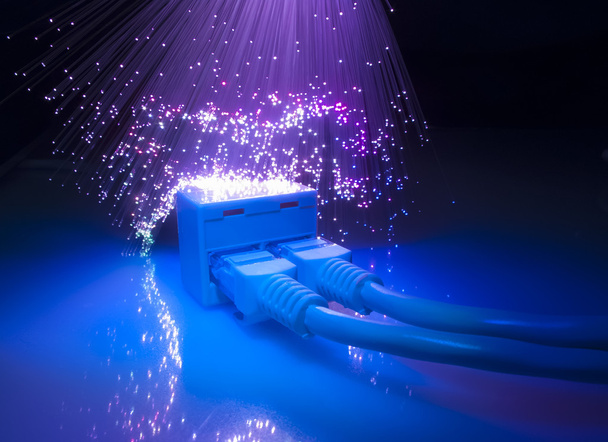 Cables de red y primer plano con fondo de fibra óptica
 - Foto, imagen