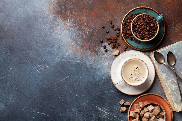 Kávéscsészét, bab és barna cukor. A szöveg szóközzel felülnézet - Fotó, kép