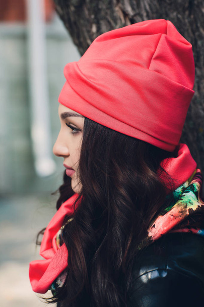 Az őszi Időjárás meleg ruhát és kalapot-vicces fiatal lány portréja. - Fotó, kép