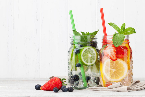 Frasco de limonada fresco com frutas e bagas de verão. Com espaço para o seu texto
 - Foto, Imagem