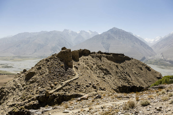 Forteresse Yamchun dans la vallée du Wakhan près de Vrang au Tadjikistan. Les montagnes à l'arrière-plan sont les Kush hindous en Afghanistan
 - Photo, image