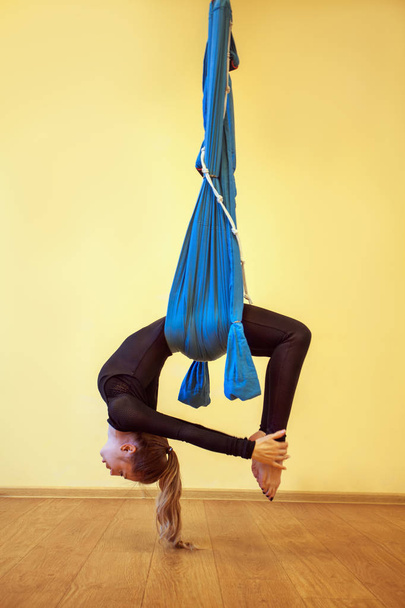 belle femme flexible faisant des poses de yoga sur fond jaune
 - Photo, image
