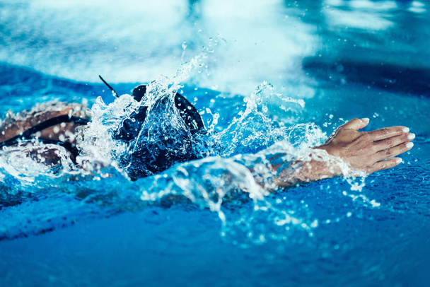 トレーニング、屋内スイミング プールでプロの水泳選手 - 写真・画像