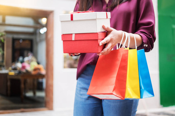 konsumpcjonizm kobieta posiadający wiele torby na zakupy w boutiqueafter mody, kupowanie prezentów, ciesząc się pojęcie sprzedaży i osób - Zdjęcie, obraz