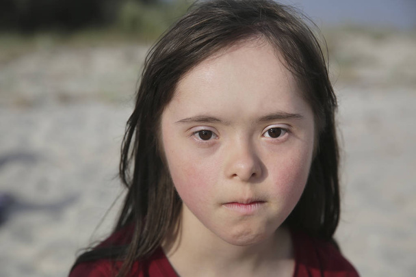 Retrato de niña síndrome de Down fuera
 - Foto, imagen