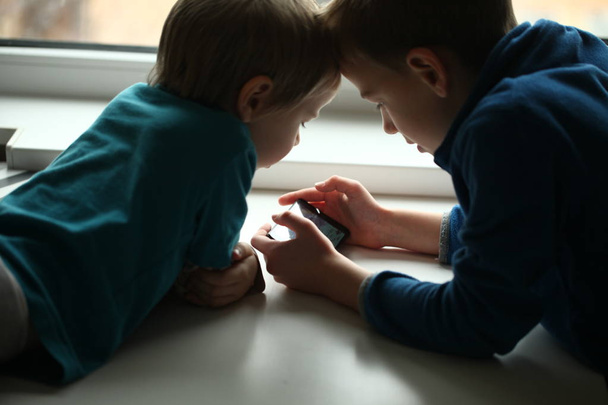jeu addiction enfants, deux frères
 - Photo, image