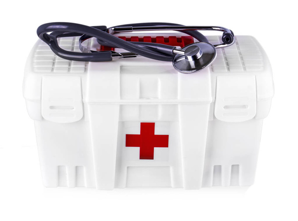 Eerste hulp. Medische Kit op witte geïsoleerde achtergrond - Foto, afbeelding
