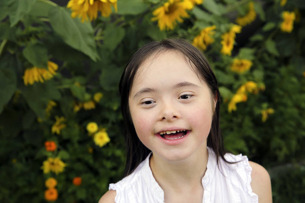 Küçük kız bahçede gülümseyen portresi - Fotoğraf, Görsel