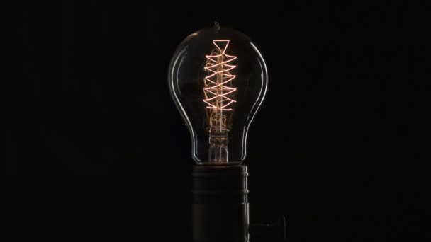 edisons Glühbirne leuchtet langsam aus elektrischem Strom - Filmmaterial, Video