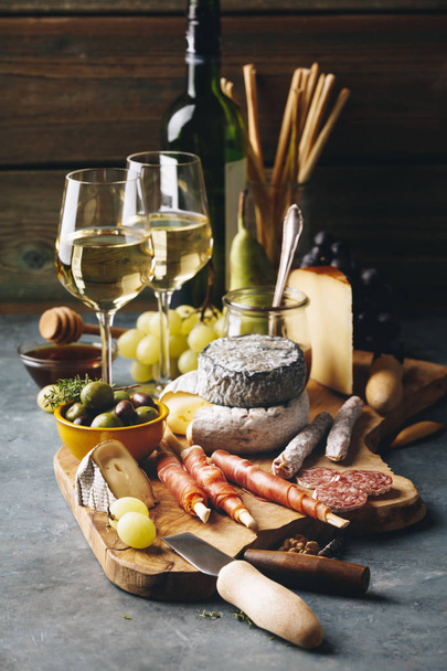 White wine with charcuterie assortment on the stone background - Foto, Bild