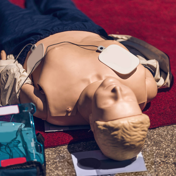 CPR bebek. İlk yardım eğitimi. Defibrilatör Cpr uygulama - Fotoğraf, Görsel