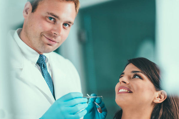 Dentista Trabajando con una paciente joven
 - Foto, Imagen