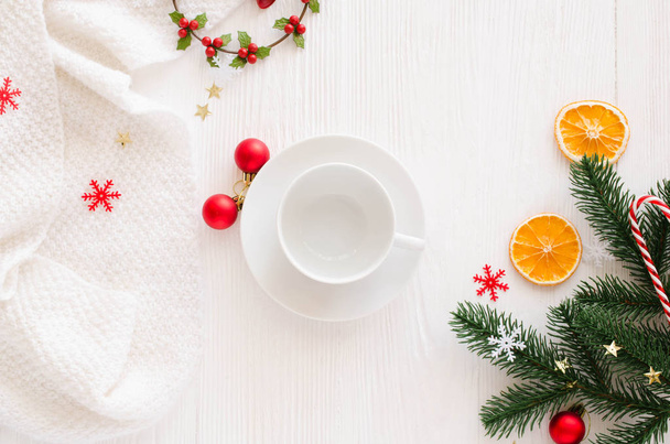 Composizione natalizia con tazza bianca vuota e decorazioni
 - Foto, immagini