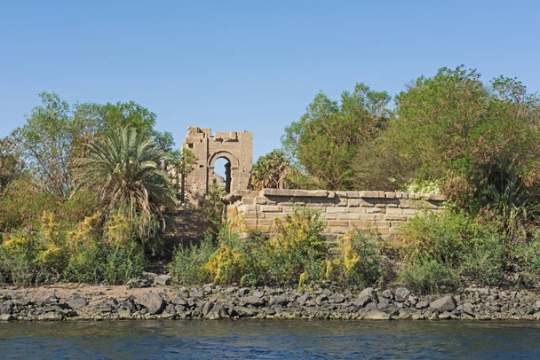 Θέα από τον ποταμό Νείλο από ένα περίπτερο σε το αρχαίο αιγυπτιακό ναό της Ίσιδας Φίλαε νησί Ασουάν - Φωτογραφία, εικόνα