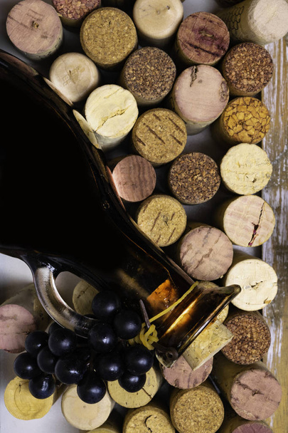 balsamiviinietikka lasiastiassa, jossa on tuoreita viinirypäleitä viinikorkeissa, resveratrolin lähde
 - Valokuva, kuva