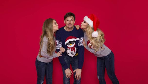クリスマスの家族!幸せなママ、パパ、サンタ クロースの帽子横になっている小さな娘。楽しみ愛は抱擁、人々 の休日します。一体コンセプト - 写真・画像