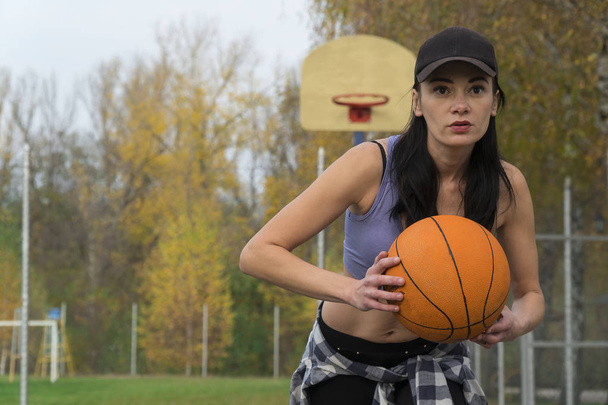 play ball 2. basketball. sports girl. Basketball outdoors. throw ball 2 - Zdjęcie, obraz