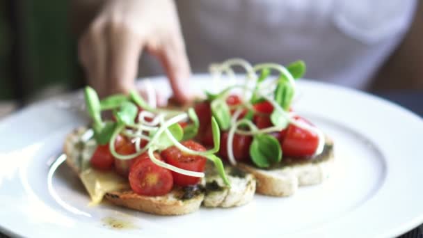 Pesto pão com tomate e queijo comida limpa 4k
 - Filmagem, Vídeo