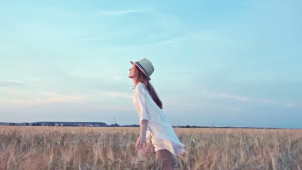 Młoda dziewczyna w pole na świeżym powietrzu - Materiał filmowy, wideo