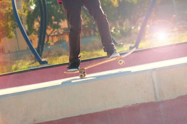 Teenage skateboarder audazmente hace saltos extremos en un monopatín
 - Foto, imagen