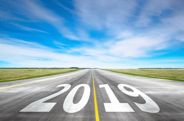 Blick auf die friedliche offene Straße vor blauem Himmel im neuen Jahr 2019. Erfolgskonzept für die Zukunft - Foto, Bild