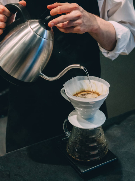 Maken van pour-over koffie met een hario V60 dripper. - Foto, afbeelding