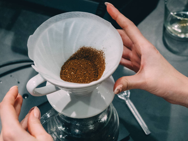 Maken van pour-over koffie met een hario V60 dripper. - Foto, afbeelding
