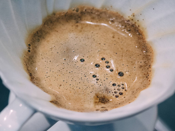 Preparare il caffè con un gocciolatore Hario V60
. - Foto, immagini
