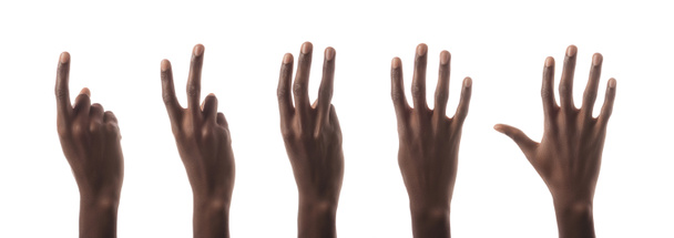 collage van Afro-Amerikaanse man die getallen met handen op wit wordt geïsoleerd - Foto, afbeelding