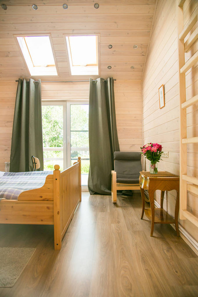 lit en bois avec couvre-lit à carreaux
 - Photo, image