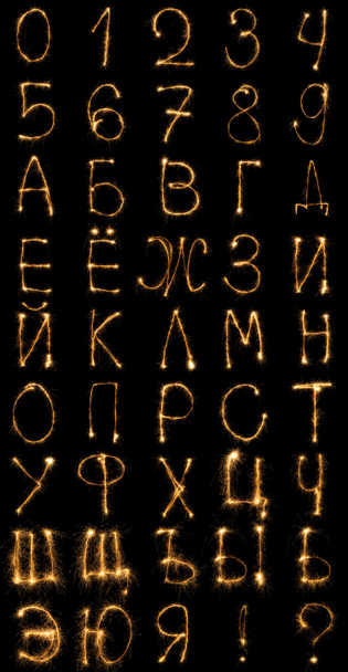 vue rapprochée de l'alphabet russe clair et des chiffres sur fond noir
 - Photo, image