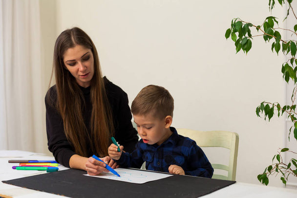 petit garçon dessine des marqueurs de leçon mère
 - Photo, image