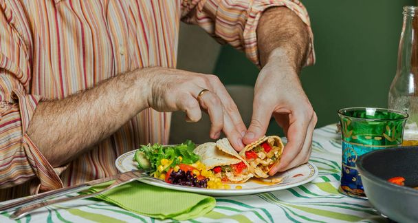 Ręce człowieka, jedzenie, Meksykańska - Zdjęcie, obraz