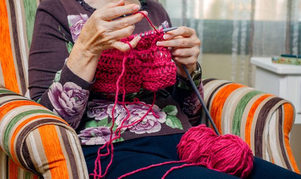 Ręce kobiety knitting sweter wełny - Zdjęcie, obraz