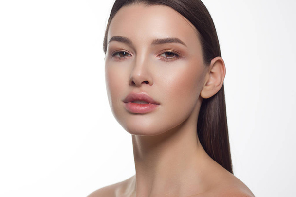 Close-up portrait of a beauty woman with full lips, straight hair and perfectly clean skin. Daytime makeup, styling and soft care. Skin care in the spa salon or cosmetology, smooth eyebrows - Φωτογραφία, εικόνα