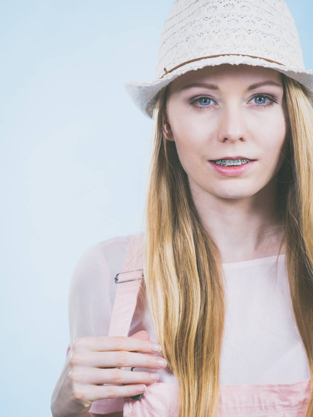 Happy cheerful teenage young woman ready for summer wearing pink outfit and sun hat. - Foto, immagini