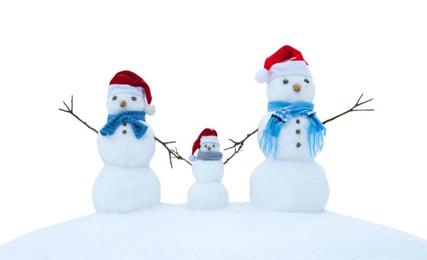 幸せな家族の雪だるまは、白い背景で隔離、冬のクリスマス風景. - 写真・画像