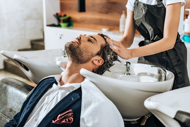 ritagliato colpo di parrucchiere lavaggio dei capelli al bel cliente maschio nel salone di bellezza
 - Foto, immagini