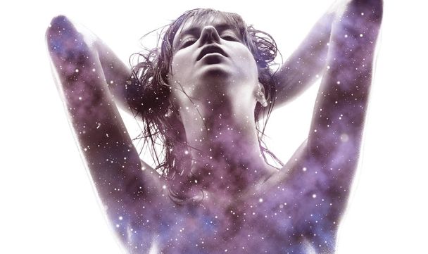 女性と紫色の銀河の二重露出は - 写真・画像