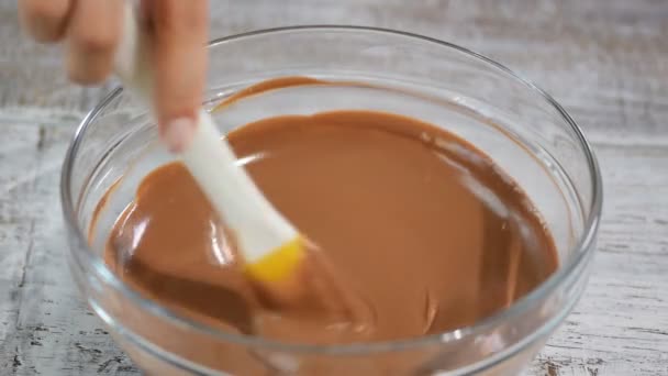Huisvrouw maken huis gemaakt van chocolade. Vrouw mengen ingrediënten door zwaaien voor het koken chocolade cake bakkerij op binnenlandse keuken - Video