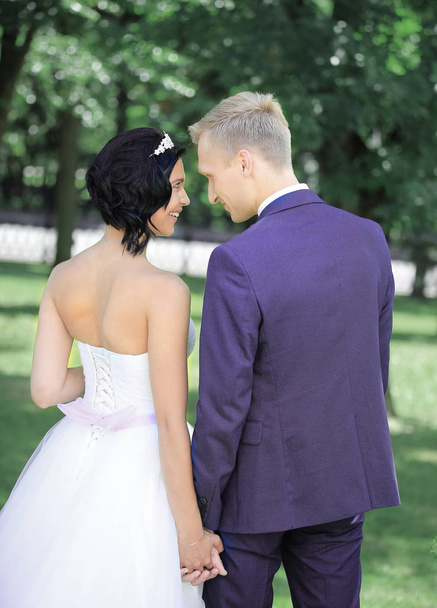 bride and groom on a walk in the Park - Foto, Bild