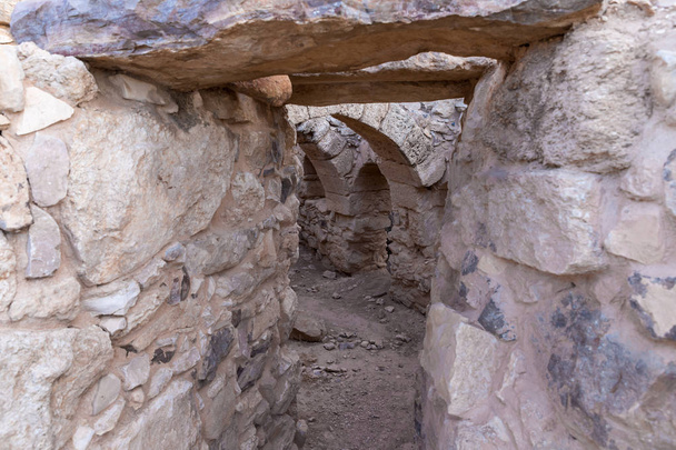 Durchgang zwischen zerstörten Häusern auf der historischen archäologischen Stätte umm ar-rasas in der Nähe der Stadt Madaba in Jordanien - Foto, Bild