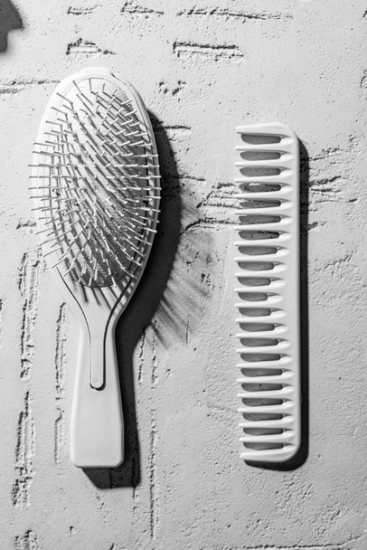 крупним планом декоративна щітка для волосся і гребінець на стіні в салоні краси
 - Фото, зображення