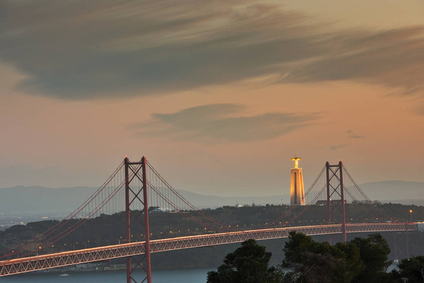 25 квітня мосту через річку Тежу і Лісабоні в сутінки. Португалія  - Фото, зображення