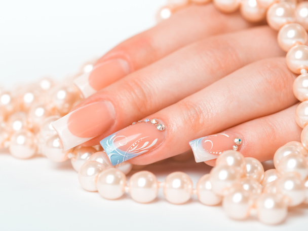 Belle mani femminili con manicure francese
 - Foto, immagini