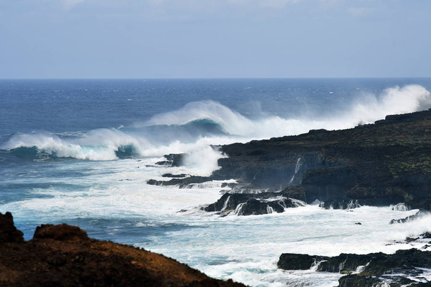 España, Islas Canarias, Tenerife, océano Atlántico agitado, olas y rompeolas en la costa
  - Foto, imagen