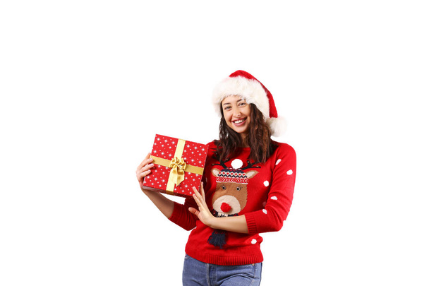 Mooie lachende jonge vrouw dragen gebreide trui vieren Kerstmis. Aantrekkelijke brunette casual vrouwelijk, oud en nieuw. Ugly Christmas sweater concept. Achtergrond, kopie ruimte, close-up portret - Foto, afbeelding