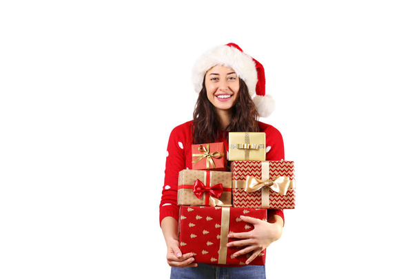 Mooie lachende jonge vrouw dragen gebreide trui vieren Kerstmis. Aantrekkelijke brunette casual vrouwelijk, oud en nieuw. Ugly Christmas sweater concept. Achtergrond, kopie ruimte, close-up portret - Foto, afbeelding